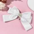 Dettaglio del fiocco in raso bianco con strass centrali e ciondolo a goccia di perla - Bianco