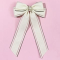 Detail einer cremeweißen Schleife mit rosa Streifen und kristallverziertem Perlzentrum - Beige (Federklammer) - Mit Perlen Strass