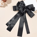 Detailansicht einer großen schwarzen Haarklammer aus Satin mit eleganten Bändern - Schwarz