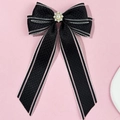 Detail einer schwarzen Haarklammer mit Schleife, Kunstperle und Strassbesatz - Schwarz (Federklammer) - Mit Perlen Strass