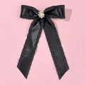 Detailaufnahme der schwarzen Satin-Haarschleife mit Perle, Strass und Rüschenkanten - Schwarz