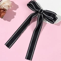 Vista de detalle del lazo negro para el cabello con bordes blancos y cintas largas - Negro