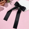 Elegante fermaglio per capelli a fiocco in raso nero con nastri lunghi su stand - Nero