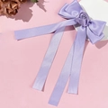 Détail d'une pince à cheveux en satin lavande avec rose en soie et longs rubans - Violet