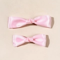 Set aus zwei süßen rosa Satin-Doppelschleifen-Haarspangen für Damen in vertikaler Ansicht - Rosa
