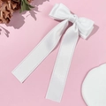Macro della clip per capelli a fiocco in raso bianco con bordi in pizzo e lunghi nastri fluidi - Bianco