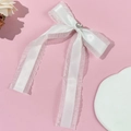 Haarspange mit weißer Satinschleife, doppellagigen Rüschen und Herz-Strass-Detail - Weiß