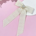 Detail der eleganten cremefarbenen Haarschleife mit Strukturstoff und großer Perle - Künstliche Perle Verziert (2# Beige)