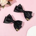 Elegantes Set aus schwarzen Satin-Schleifen-Haarspangen mit goldenem Lucky-Anhänger - Schwarz