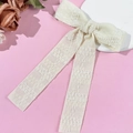 Detaillierte Textur der französischen Schleifen-Haarspange in Creme mit langen Bändern - Schleife Streamer (1# Beige)