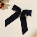 Détail de la barrette à cheveux nœud en dentelle noire avec perle et bord argenté - Nœud pour cheveux / Noir
