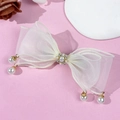 Elegante fermaglio per capelli in organza bianca con perle e cristalli su sfondo rosa - Beige
