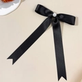 Dettaglio fiocco in raso nero con perla e lunghi nastri eleganti per capelli - Nero