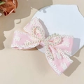 Dettaglio fermaglio a fiocco in raso rosa con pizzo bianco e doppie perle sintetiche - Rosa