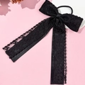 Dettaglio di elastico per capelli in pizzo nero stile retrò con fiocco e lunghi nastri - Nero