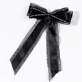 Detail der schwarzen Satinschleife mit plissiertem Tüll und weiß bedruckten Bändern - Schwarz