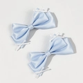 Detailweergave van twee lichtblauwe satijnen strikhaarspelden met witte lintaccenten - Blauw
