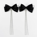 Eleganti fermagli per capelli con fiocchi di raso nero e lunghe nappe di strass lucenti - Nero