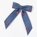 Detail der Haarklammer aus Denim-Schleife mit roten Herzen und gelber Naht - Hellblau