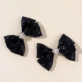 Dettaglio di fermagli per capelli a fiocco con perle e strass su sfondo minimale - Nero (1 Coppia)