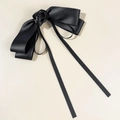 Détail d'un nœud papillon en satin noir avec rose faite main et longs rubans fins - Noir