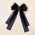Detail van zwarte organza haarklem met een sprankelend hart diamant en zilveren strass - Zwart