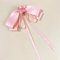 Barrette à cheveux élégante en satin rose avec nœud et détail de rose sur fond beige - Rose