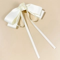 Détail de la pince à cheveux en satin blanc avec rose et élégants longs rubans fluides - Beige