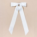 Detailansicht der weißen Satin-Haarschleife mit langen Bändern und seidiger Textur - Weiß