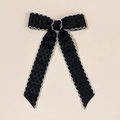 Détail d'un nœud à cheveux noir avec dentelle blanche festonnée et longs rubans élégants - Jacquard Pois Noir (Bord Festonné Blanc)
