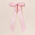 Detailansicht der rosa Satin-Haarschleife mit eleganten, langen fließenden Bändern - Rosa