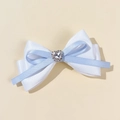 Detail van de blauw-witte zijden lint haarklem met een hartvormige strass - Wit Blauwe Rand