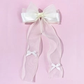 Detail der cremefarbenen Organza-Haarspange mit Satinrose und langen fließenden Bändern - Gebrochenes Weiß