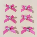 Détail de six barrettes à cheveux en satin rose avec perles et clips en métal - Rose rouge