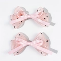 Dettaglio di fermagli per capelli con fiocchi rosa in rete a pois e nastro di raso - Rosa