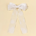Detail einer weißen floralen Organza-Haarschleife mit zarter Jacquard-Stickerei - Weiß