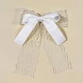 Dettaglio di elegante fermaglio per capelli con fiocco in pizzo bianco e nastri lunghi - Bianco