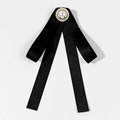 Detalle de broche de lazo negro con perla central grande y borde dorado de engranaje - Negro