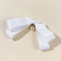 Dettaglio di un fiocco in seta bianca con ciondolo di perla e base in metallo dorato - Bianco