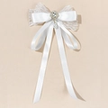 Elegante spilla a fiocco in raso bianco e pizzo con strass e ciondolo di perla - Bianco