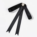 Detail van zwarte satijnen strik met een elegante hartvormige parelhanger voor shirts - Zwart
