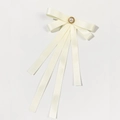 Détail d'un nœud papillon en satin crème avec perle centrale et longs glands élégants - Beige