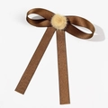 Detail einer braunen Satin-Schleife Brosche im britischen Stil mit beige-farbenem Plüschball - Braunes Band Brauner Bommel Stil / Braun