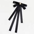 Détail d'un nœud en satin noir avec une perle blanche élégante et de longs rubans - Noir