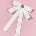 Dettaglio macro del fiocco in raso bianco con fibbia in cristallo vintage e nastri fluenti - Bianco