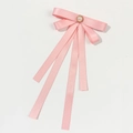 Détail d'un nœud papillon en soie rose orné d'une perle centrale et cadre doré - Rose