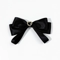 Detalle de lazo de satén negro con corazón de cristal para cuello de camisa o pelo - Negro
