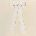Details einer eleganten weißen Organza-Schleifen-Haarklammer mit langen Bändern - Weiß
