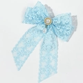 Detailansicht einer hellblauen Spitzen-Schleife Haarspange mit eleganten Perlen-Details - Blau