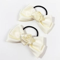 Zweiteiliges Set aus cremefarbenen Satinrosen- und Schleifen-Haargummis für Frisuren - Rosenschleife / Beige